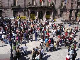  Varios cientos de personas se concentran contra la térmica de Enel-Viesgo