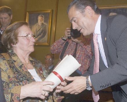  Lleno absoluto en la entrega de la Medalla de Oro a Serafín Fernández