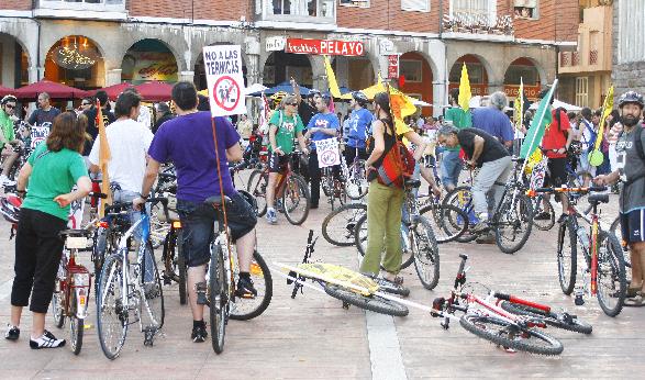  Cincuenta personas en la segunda marcha contra la térmica