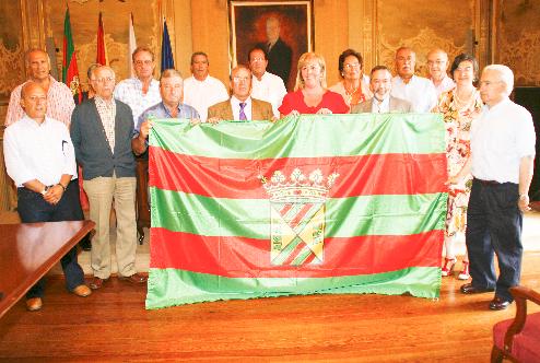  La alcaldesa entrega una bandera a la Federación de Coros