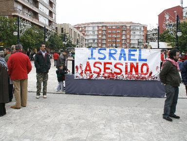  Un centenar de personas se concentraron contra el ataque israelí