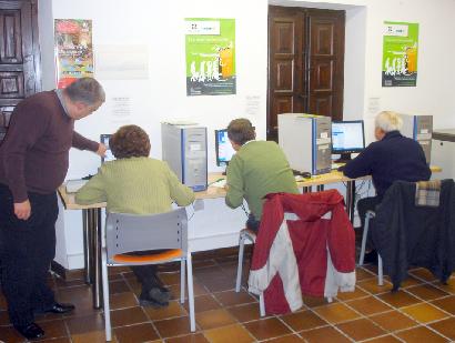  La Tercera Edad de Santillana del Mar asiste a clases de Informática