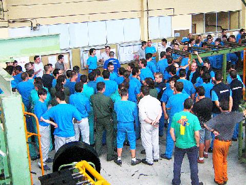  Los trabajadores de Bridgestone llevan a cabo paros y acusan al director de la fábrica de «irresponsabilidad»