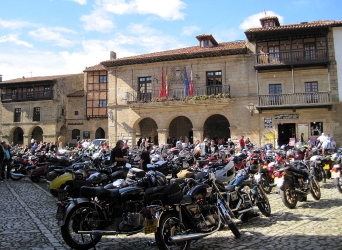  700 motos clásicas se concentraron en Santillana del Mar