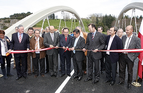  Revilla inaugura la variante de Puente San Miguel y considera espectacular el nuevo puente sobre el río Saja