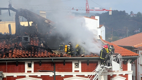  Sofocado un intenso incendio en pleno centro de Torrelavega