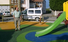  Instalado suelo sintético en el parque infantil de La Castañera