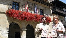  Mercado artesanal en la Plaza Mayor de Santillana del Mar