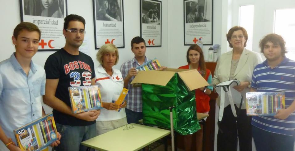  Jóvenes del PP entregan 500 objetos de material escolar a Cruz Roja Española