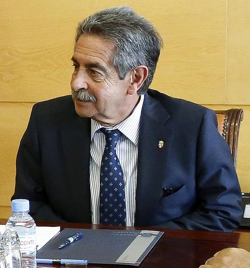  Revilla garantiza a Sniace toda la ayuda del Gobierno de Cantabria para que pueda abrir cuanto antes