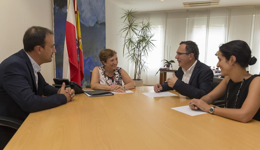  Cruz Viadero presenta a la consejera de Sanidad las prioridades sanitarias de Torrelavega