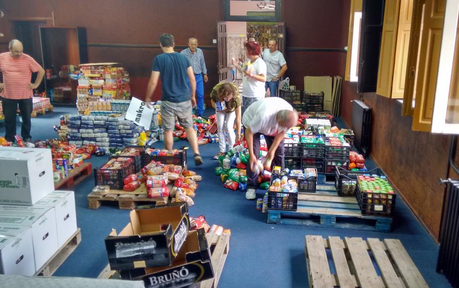  El Corazón de Torrelavega continúa recogiendo alimentos