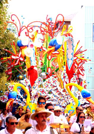 Carroza "Coqueteando", de López y Paco, proveniente de Castro Urdiales y ganadora de la Gala Floral de Torrelavega 2015