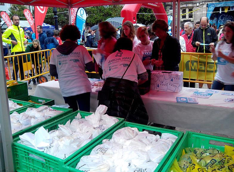  Cientos de personas apoyan la marcha AMAT, pese a la lluvia