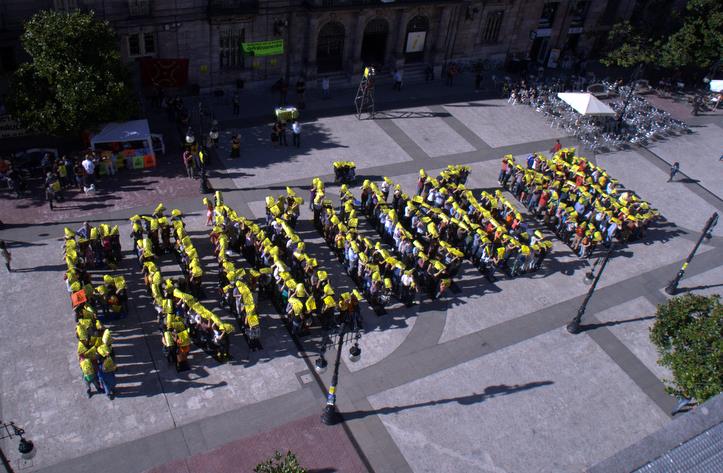 Imagen aérea de las palabras "Fracking no" formadas por 300 personas