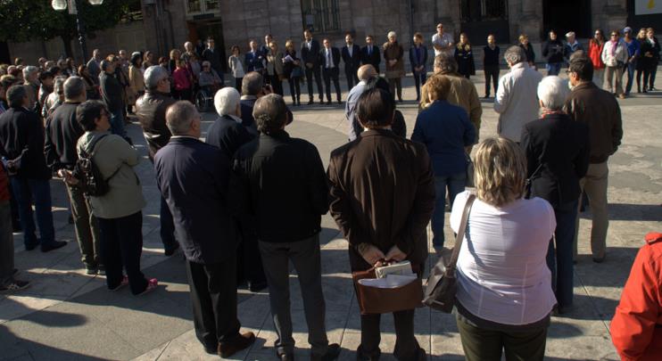 Concentración de repulsa a los atentados de París (Torrelavega, 16 de noviembre de 2015)