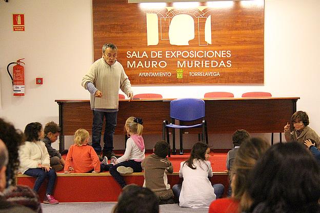 Torrelavega da la bienvenida a la Navidad con un programa repleto de actividades. En la imagen, cuentacuentos en la Sala Mauro Muriedas