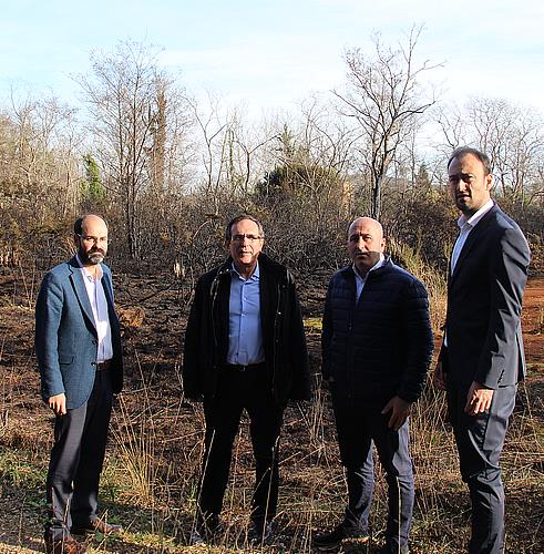 El equipo de gobierno, con su alcalde José Manuel Cruz Viadero al frente, junto al Primer Teniente Alcalde, Javier López Estrada, y el concejal de Medio Ambiente, José Luis Urraca, ha visitado la zona incendiada el pasado lunes en el parque de La Viesca en compañía de Agustín Molleda, alcalde de Cartes, y Jesús Cueto, miembro de la Asociación de Vecinos del Barrio Covadonga.