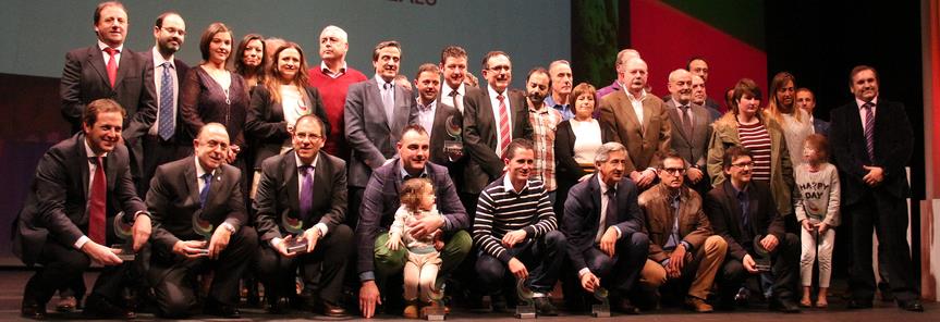 Foto de familia de los premiados en la Gala del Deporte, y autoridades