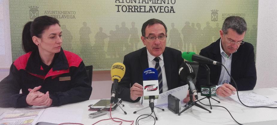 El Alcalde de Torrelavega, José Manuel Cruz Viadero; junto al concejal de Bomberos, Pedro Pérez Noriega; y la jefa del Servicio de Extinción de Incendios, Eva Martín