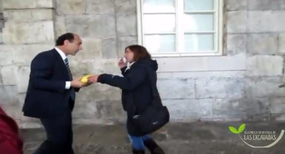 Una activista entrega limones a Ignacio Diego, quien segundos después patea uno de los limones / Fuente: Defensa de las Excavadas