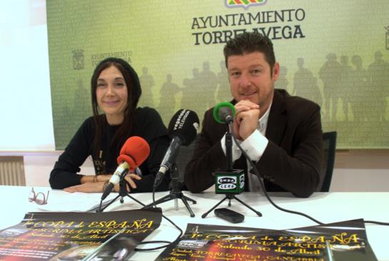 El concejal de Deportes, Jesús Sánchez; junto a Sarilem González, de la Sala de Armas Luis XIV