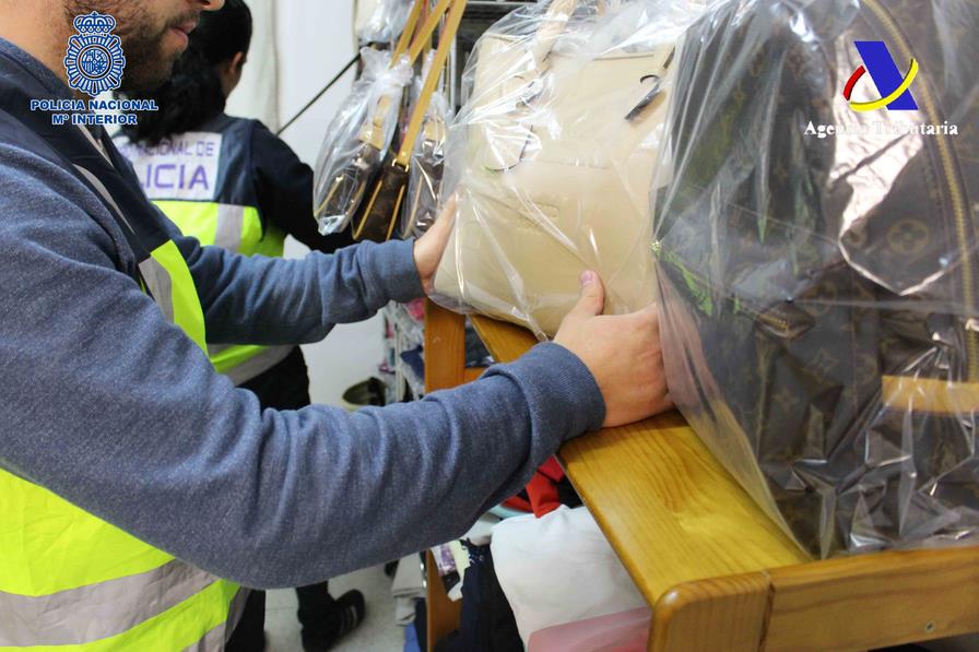 Detenidas cuatro personas en Torrelavega, integrantes de una red de falsificación de artículos de marcas de reconocido prestigio