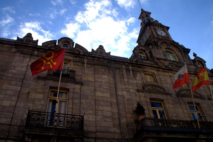 El lábaro ya luce en la fachada del Ayuntamiento de Torrelavega