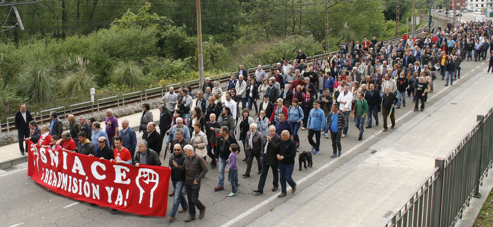 Manifestación de trabajadores de Sniace a su paso por Barreda (13 de mayo de 2016)