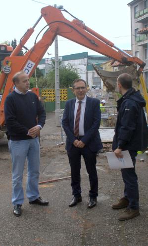 El alcalde visita las obras de mejora de la red de abastecimiento y saneamiento en la calle Pancho Cossio