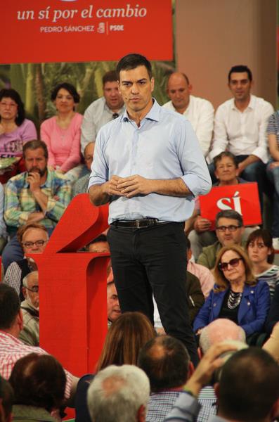 Pedro Sánchez trae su mensaje a Torrelavega: «Un sí por el cambio»