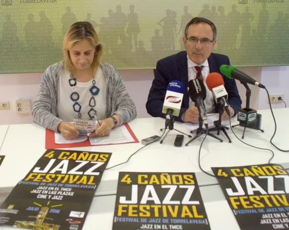 El alcalde, José Manuel Cruz Viadero, y Marina Bolado, directora general de Cultura del Gobierno de Cantabria