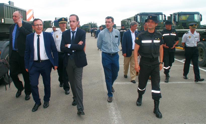 Las autoridades visitan el campamento instalado por la Unidad Militar de Emergencia en Tanos-Viérnoles