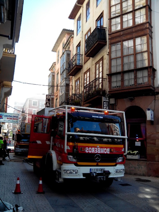  Los bomberos intervienen en un conato de incendio en la calle Consolación