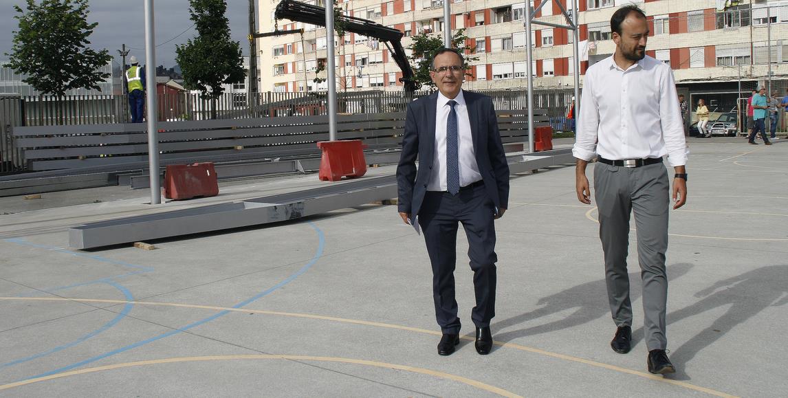 La pista cubierta junto al parvulario del colegio José María Pereda estará lista antes del inicio del curso escolar / José Manuel Cruz Viadero y Javier López Estrada