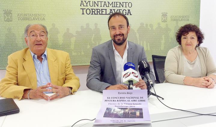 El alcalde en funciones, Javier López Estrada, junto a los representantes de la Asociación Cultural Tertulia Sago: José María Saiz y Marisa Caballero, ha presentado el XX Concurso Nacional de Pintura Rápida al Aire Libre