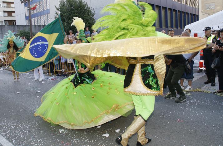 Un grupo folclórico brasileño baila durante la Gala Floral