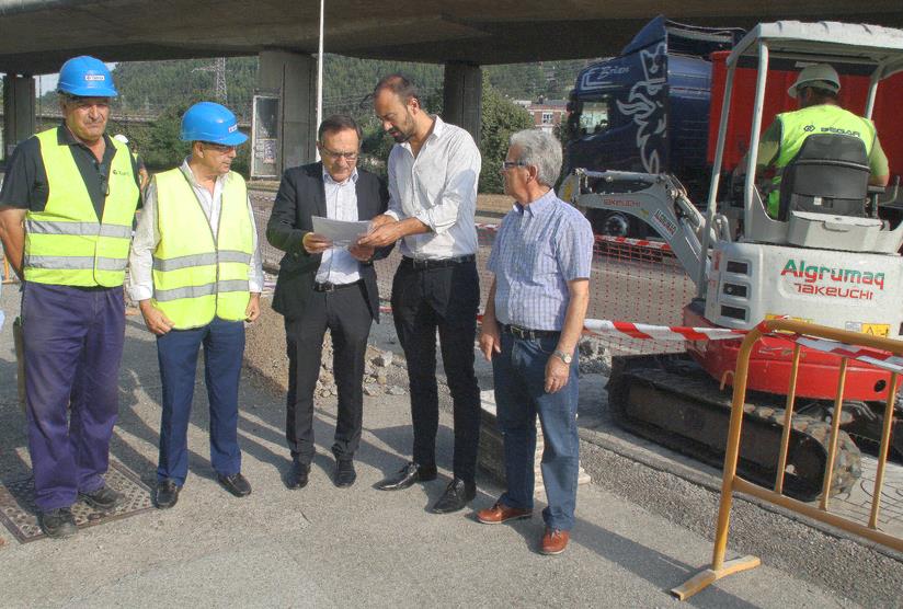 El alcalde, José Manuel Cruz Viadero, y el primer teniente alcalde y concejal de Obras, Javier López Estrada, han visitado esta mañana las obras de mejora de alumbrado en la calle José María Cabañas, en Torres