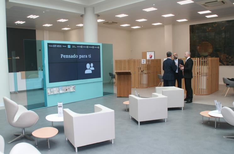 El 2 de junio, Liberbank presentó a la prensa sus nuevas oficinas / El Ayuntamiento multa a Liberbank con más de mil euros por las obras en sus oficinas