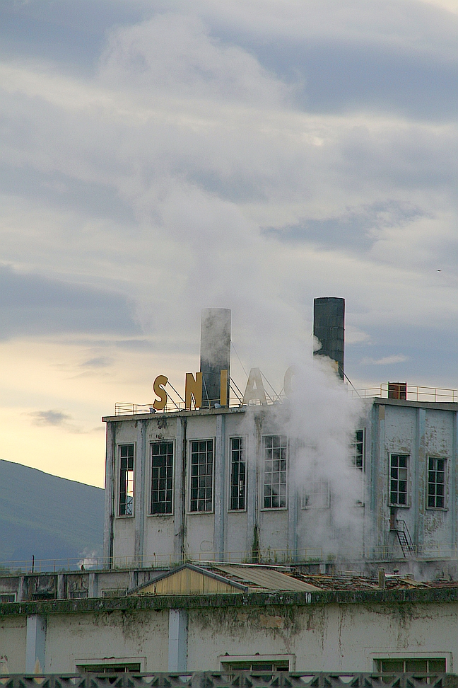 Sniace vuelve a echar humo / Foto: ESTORRELAVEGA / IU felicita a los obreros por la reapertura de Sniace