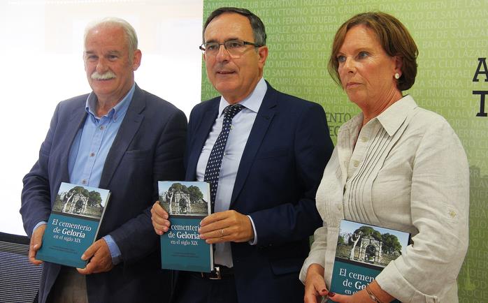  Presentado un libro sobre el cementerio de Geloria, obra de Tomás Bustamante y Amparo Fernández