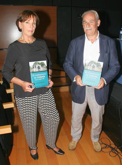 Lleno total en la presentación del libro "El cementerio de Geloria en el siglo XIX", de Tomás Bustamante y Amparo Fernández