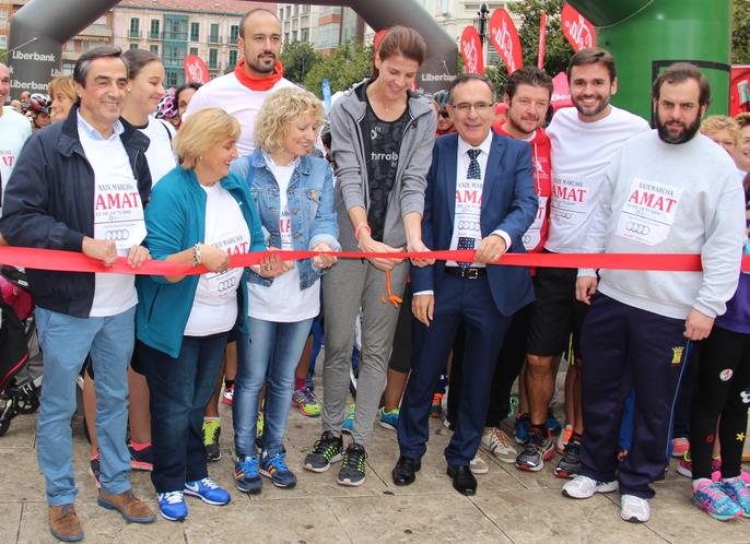 Ruth Beitia corta la cinta oficial / Más de 3.000 personas participan en la Marcha Popular AMAT