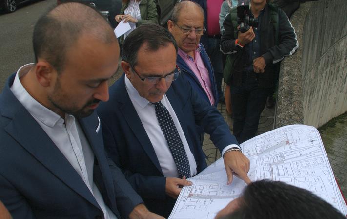José Manuel Cruz Viadero y Javier López Estrada muestran el proyecto a los portavoces de los vecinos / 370.000 euros para la mejora de la infraestructura viaria en Tanos