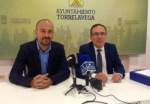 Javier López Estrada (izquierda) y José Manuel Cruz Viadero (derecha) / El Ayuntamiento invertirá 210.000 euros en la mejora de la calle Raimundo Cicero Arteche