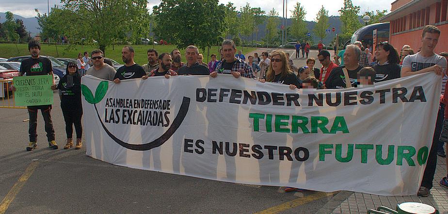 Una concentración de la Asamblea en Defensa de Las Excavadas (Archivo) / La Asamblea en Defensa de Las Excavadas acusa a Cruz Viadero y Otto Oyarbide de "repetir una mentira"