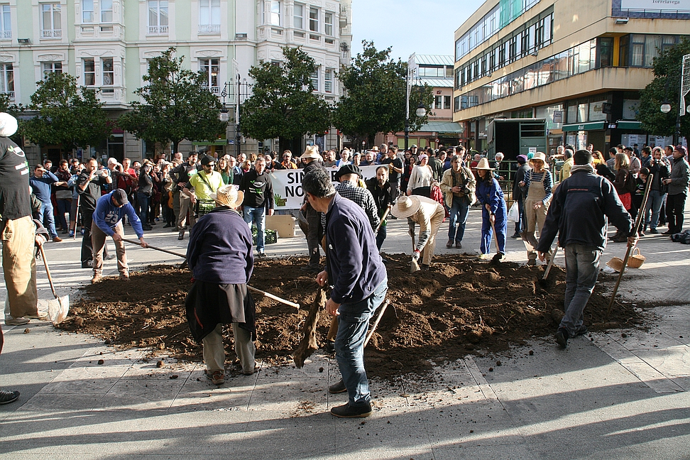  La Asamblea en Defensa de las Excavadas y Ecologistas en Acción reproducen una granja familiar delante del Ayuntamiento de Torrelavega