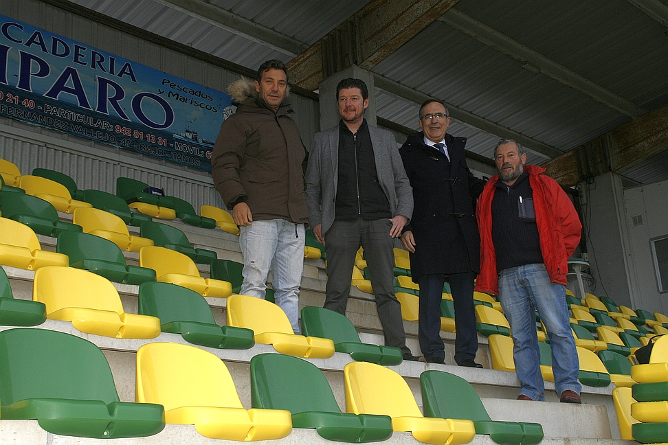 El Ayuntamiento invierte 12.000 euros en instalar gradas en el campo de fútbol de Tanos