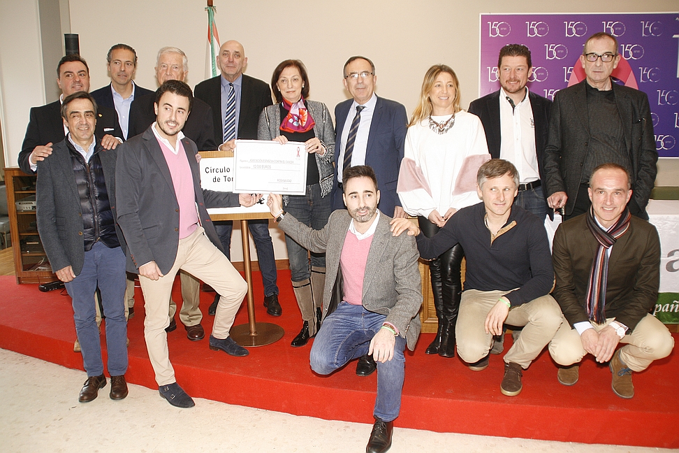 Rosa Navidad entrega 12.000 euros a la AECC