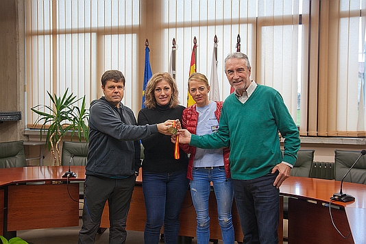 La alcaldesa de Polanco recibe a Irene Pelayo, campeona de España de Medio Maratón